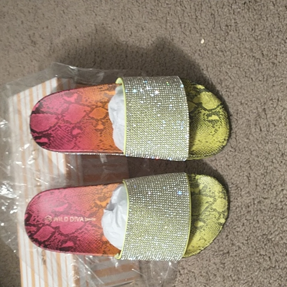 Flat sandal with rhinestones size 6